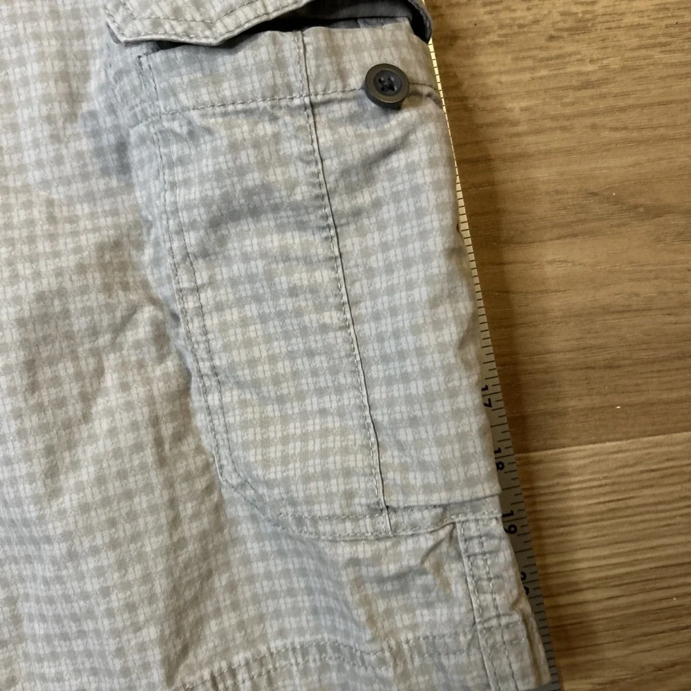 Izod  Men's White And Gray Cargo Shorts Size 34 Made In Bangladesh